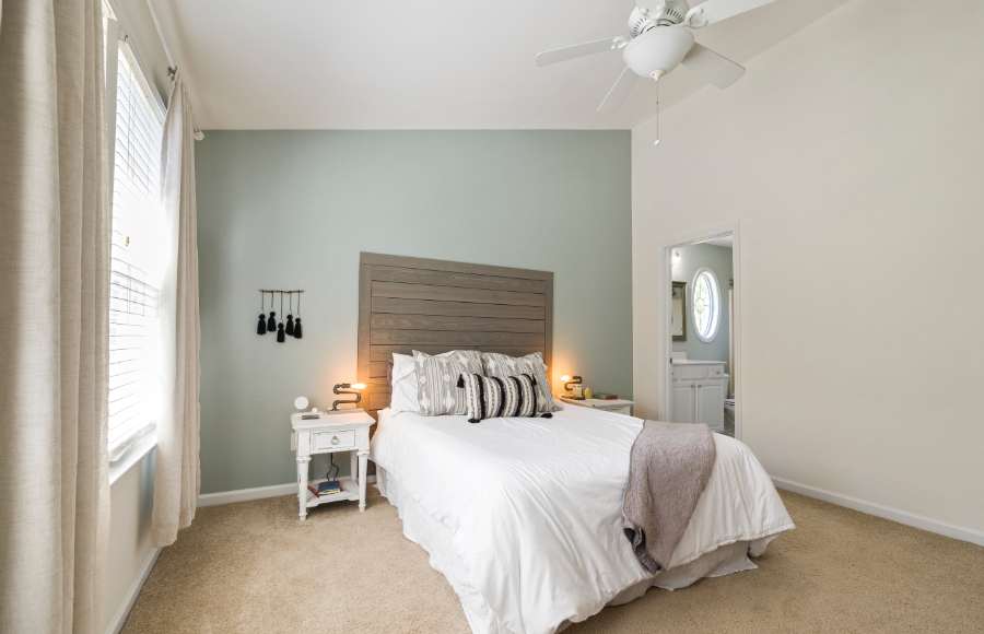 A Bedroom With a Ceiling Fan