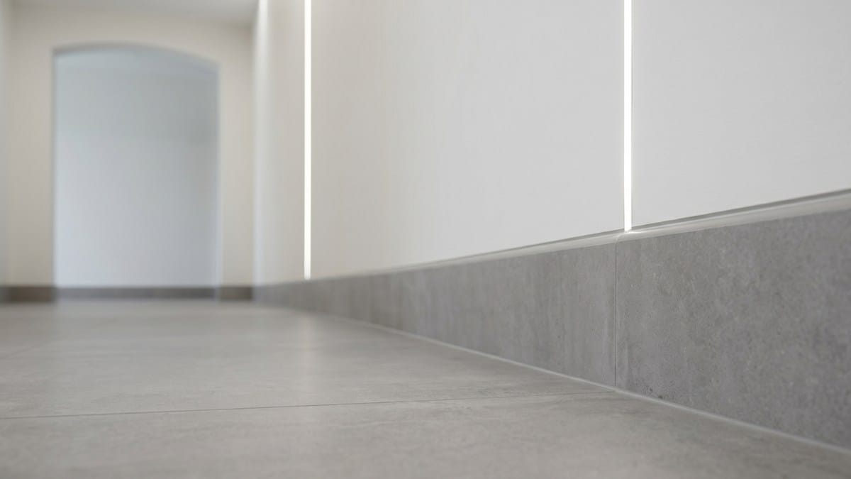 immaculate flush (recessed) skirting tile in a minimalist hallway