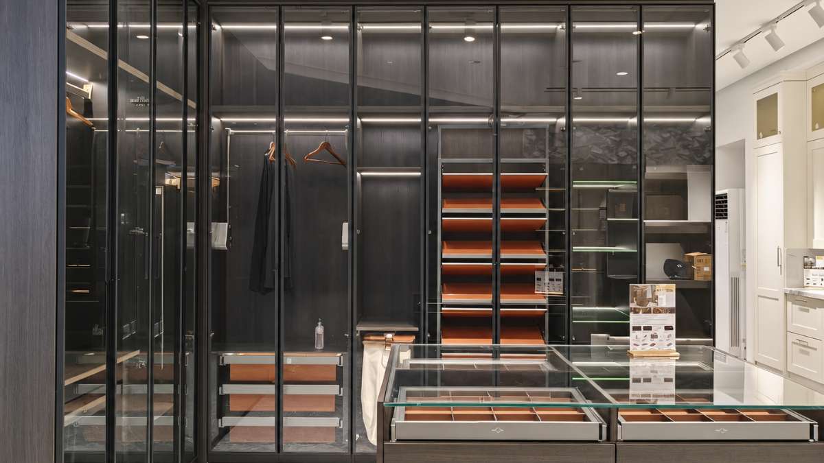 glass & alumimum closet cabinet design